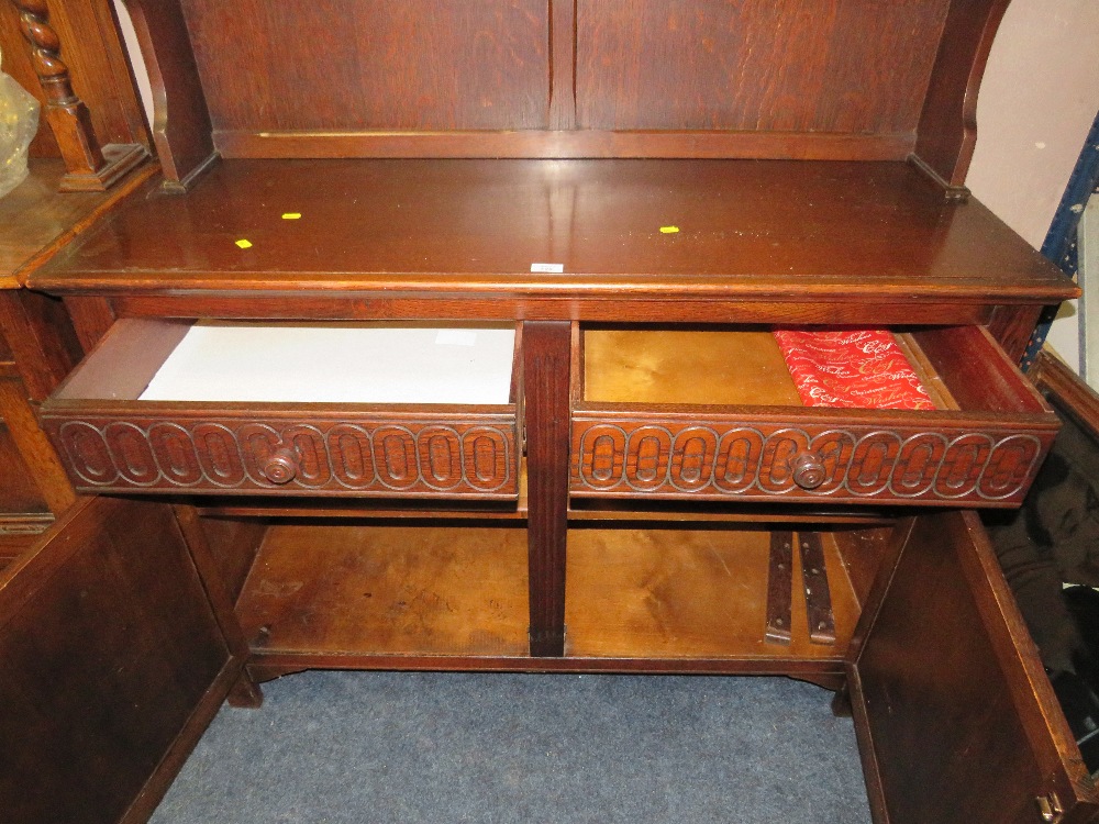 A 20TH CENTURY OAK DRESSER WITH PLATE RACK - W 126 CM - Image 2 of 2