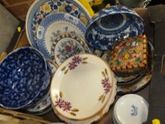 A TRAY OF ASSORTED CERAMICS TO INCLUDE A ROYAL BONN TOKIO BOWL (CRACKED), ORIENTAL BLUE AND WHITE