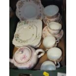 A TRAY OF ASSORTED CHINA TO INCLUDE FOLEY, TUSCAN, AND HEATHCOTE EXAMPLES