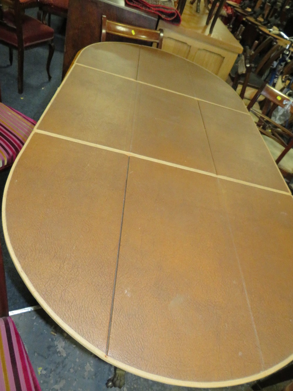 A MODERN TWIN PEDESTAL DINING TABLE WITH ONE SPARE LEAF AND 6 CHAIRS - Image 7 of 7