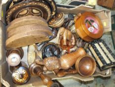 A TRAY OF COLLECTABLE TREEN TO INCLUDE A PORCUPINE QUILL BOX, CARVED WOODEN ANIMAL FIGURES AND A