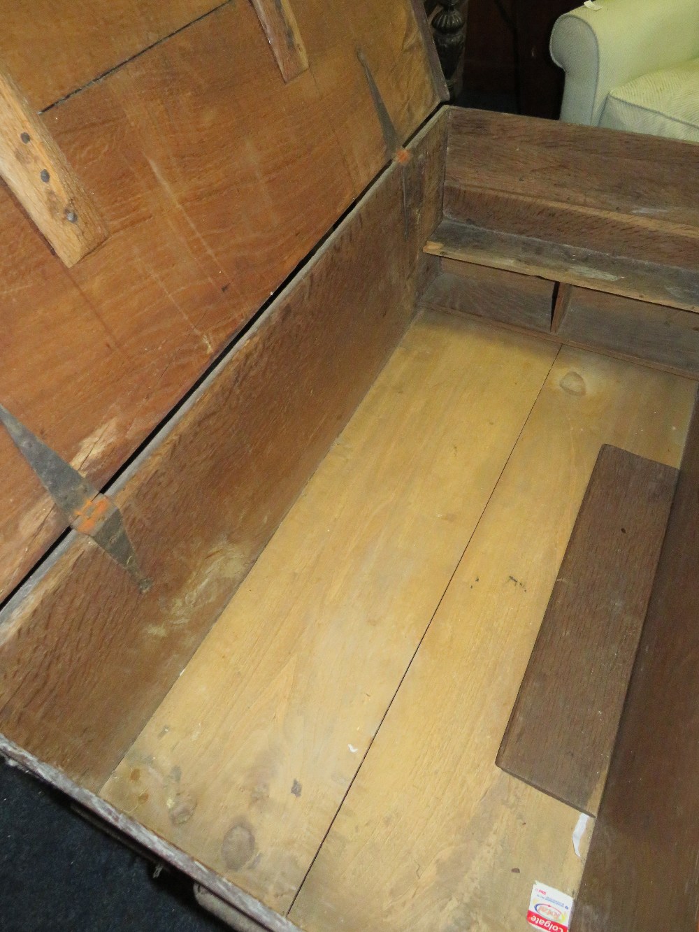 AN ANTIQUE OAK BLANKET BOX RAISED ON A BARLEYTWIST STAND W-94 CM - Image 3 of 4