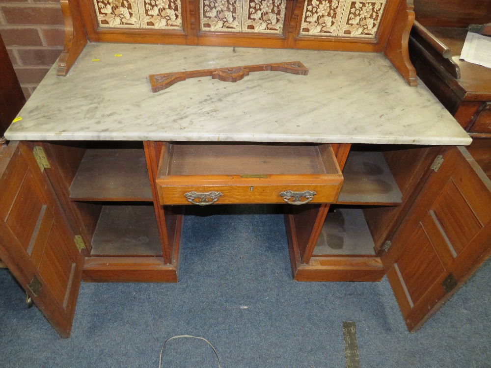 AN EDWARDIAN MAHOGANY MARBLE TOPED MIRRORED WASHSTAND W-122 CM - Image 3 of 3
