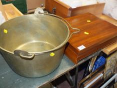 A VINTAGE CANTEEN OF CUTLERY TOGETHER WITH A LARGE BRASS JAM PAN