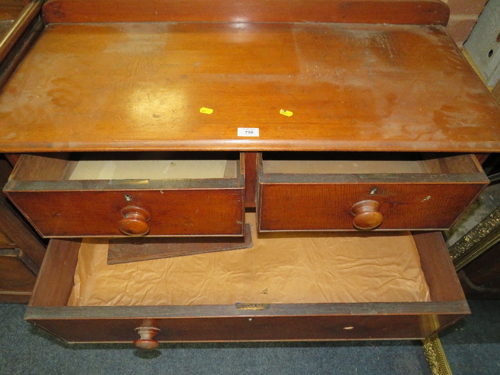 A VICTORIAN MAHOGANY FOUR DRAWER TRAY TOP CHEST H-88 CM W-102 CM - Image 2 of 2
