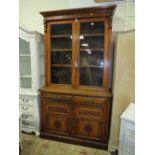 AN EDWARDIAN MAHOGANY CARVED GLAZED BOOKCASE WITH DRAWERS AND CUPBOARDS TO THE BASE H-219 W-121 CM