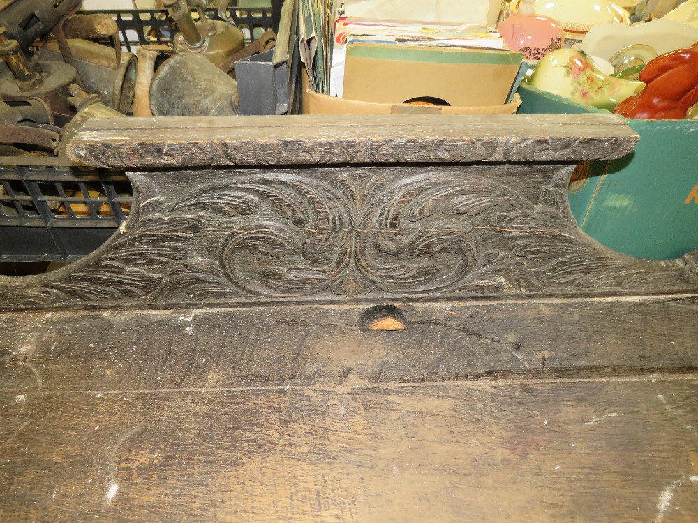 A VICTORIAN CARVED OAK SIDE TABLE WITH SINGLE FRIEZE DRAWER H-78 CM W-92 CM A/F - Image 3 of 4