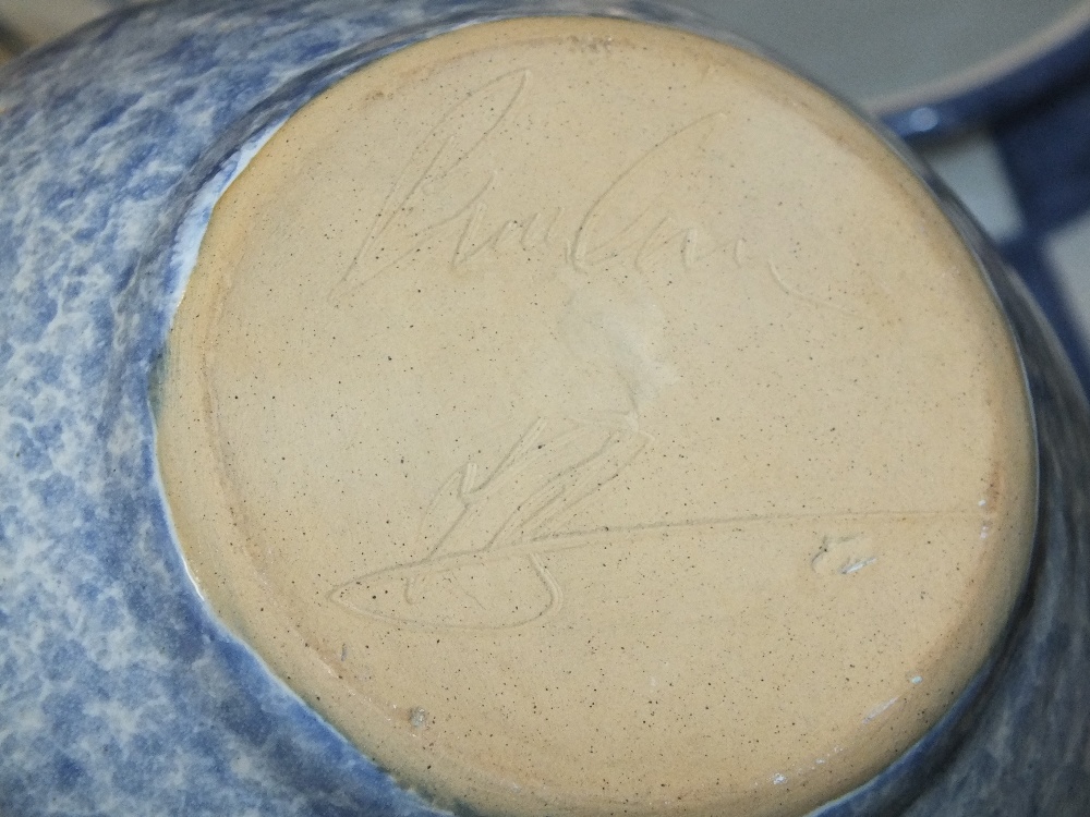 A TRAY OF SIGNED BURNHAM STUDIO POTTERY TOGETHER WITH A TRAY OF CERAMICS TO INCLUDE BLUE GARLAND - Image 3 of 3