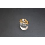 A HALLMARKED 18 CARAT GOLD DIAMOND SOLITAIRE RING, illusion set, approx weight 4.1g, ring size U