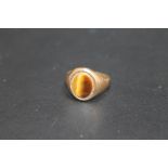A HALLMARKED 9 CARAT GOLD TIGERS EYE TYPE RING, approx weight 3.2g, ring size S