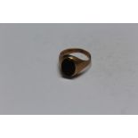 A HALLMARKED 9 CARAT GOLD BLOODSTONE TYPE RING, approx weight 2g, ring size G