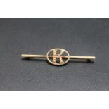 A 15CT GOLD BAR BROOCH WITH SEED PEARL 'K', central seed pearl missing, approx weight 4.3g, W 5.5