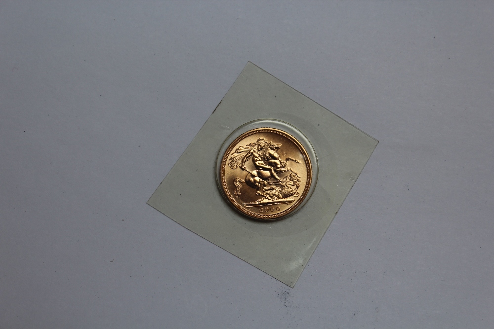 A SEALED UNCIRCULATED ELIZABETH II 2000 GOLD SOVEREIGN - Image 2 of 2