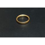 A HALLMARKED 22 CARAT GOLD WEDDING BAND, approx weight 5.3g, ring size P