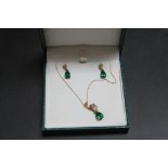 A HALLMARKED 9 CARAT GOLD EMERALD AND DIAMOND NECKLACE AND EARRINGS SET, pendant H 2 cm