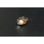 A 9CT GOLD PEARL RING, approx weight 4.7g, ring size L