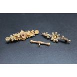 TWO 9 CARAT GOLD BROOCHES, together with a T-bar, approx combined weight 7g