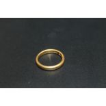 A HALLMARKED 22 CARAT GOLD WEDDING BAND, approx weight 4.3g, ring size L