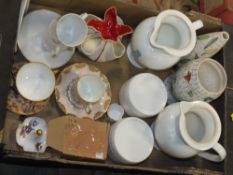 A TRAY OF ASSORTED CERAMICS TO INCLUDE A CROWN DEVON VASE COMMEMORATIVE CUPS AND SAUCERS WITH