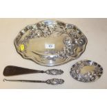 A LARGE HALLMARKED SILVER ART NOUVEAU PLATE (APPROX WEIGHT 355 G) TOGETHER WITH A SMALLER MATCHING
