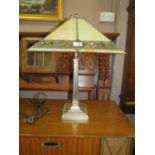 A LARGE TIFFANY STYLE DECO TABLE LAMP ON AN ANGULAR SUPPORT H-59 CM ( OVERALL )