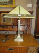 A LARGE TIFFANY STYLE DECO TABLE LAMP ON AN ANGULAR SUPPORT H-59 CM ( OVERALL )