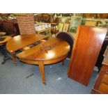 AN EARLY 20TH C MAHOGANY EXTENDING WIND-OUT DINING TABLE WITH TWO LEAVES