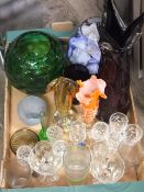 A TRAY OF ASSORTED GLASSWARE TO INCLUDE A TALL STUDIO GLASS VASE