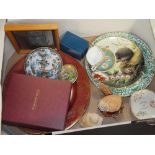 A MIXED TRAY TO INCLUDE OWL ORNAMENTS, SPODE PLATE, ORIENTAL PLATES ETC