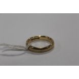 A HALLMARKED 9 CARAT GOLD WEDDING BAND SIZE - R APPROX WEIGHT - 5.9G