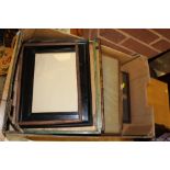 A TRAY OF ASSORTED VINTAGE PICTURE FRAMES
