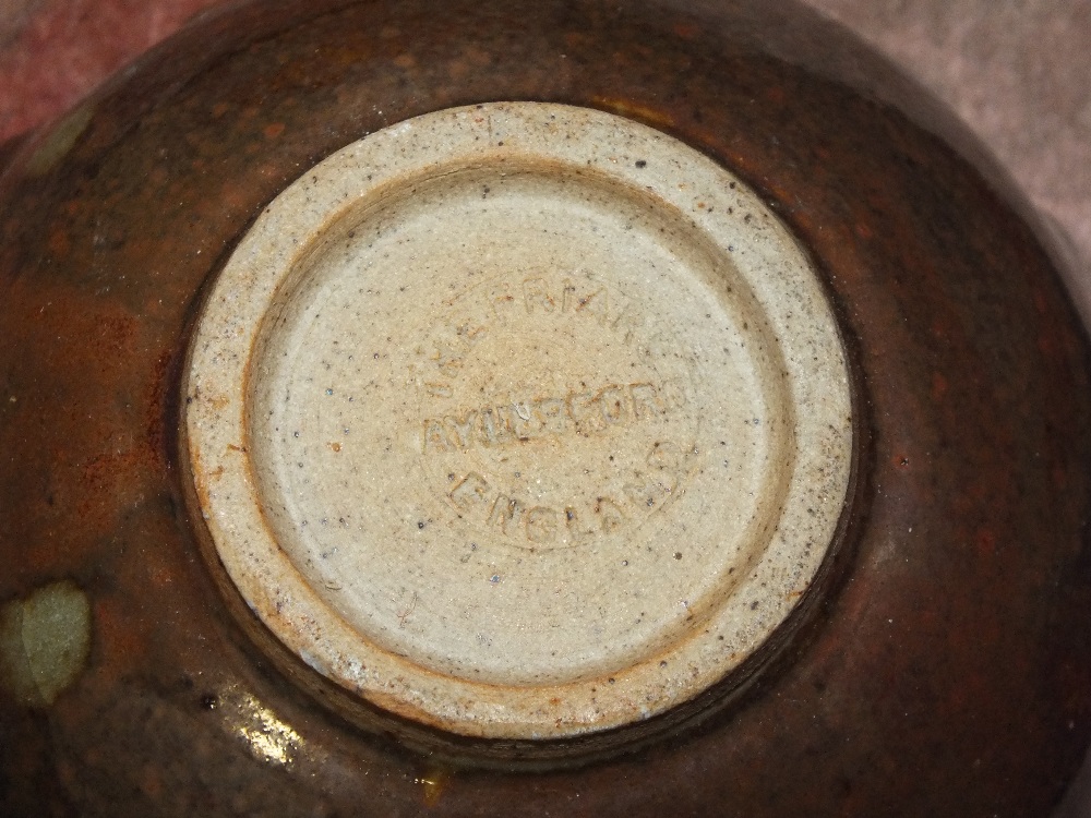 A COLLECTION OF STUDIO POTTERY TO INCLUDE SIGNED EXAMPLES - Image 2 of 4