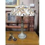 A TIFFANY STYLE TABLE LAMP IN THE ART NOUVEAU STYLE H-62 CM (OVERALL)