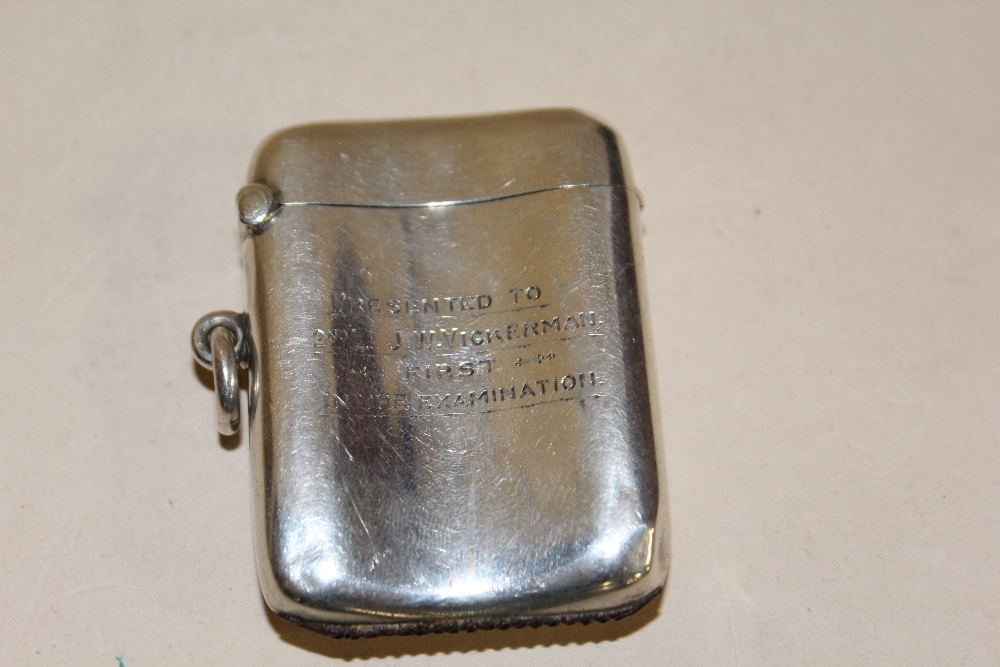 A HALLMARKED SILVER VESTA CASE ENGRAVED 'NORTHERN COMMAND BOMBING SCHOOL APRIL 1917 V.F. COURSE', - Image 2 of 3