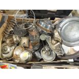 A TRAY OF SILVER PLATED METALWARE TO INCLUDE A TOAST RACK, SAUCE BOATS ETC.