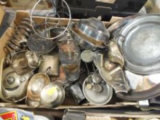 A TRAY OF SILVER PLATED METALWARE TO INCLUDE A TOAST RACK, SAUCE BOATS ETC.