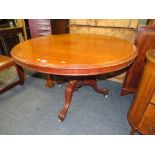 AN ANTIQUE MAHOGANY TILT-TOP CENTRE TABLE