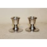 A PAIR OF MINIATURE HALLMARKED SILVER CANDLESTICKS, H 4 CM