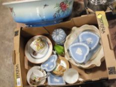 A TRAY OF CERAMICS TO INCLUDE WEDGWOOD JASPERWARE TOGETHER WITH FLORAL CERAMIC WASH BOWL