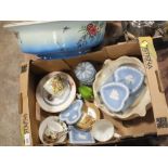 A TRAY OF CERAMICS TO INCLUDE WEDGWOOD JASPERWARE TOGETHER WITH FLORAL CERAMIC WASH BOWL