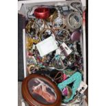 A TRAY OF ASSORTED COSTUME JEWELLERY