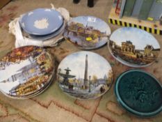 A QUANTITY OF COLLECTORS PLATES TO INCLUDE WEDGWOOD, LIMITED EDITION LIMOGES EXAMPLES ETC