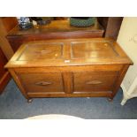 AN OAK PANELLED BLANKET BOX W-105 CM