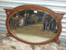 A VINTAGE MAHOGANY FRAMED WALL MIRROR WITH CARVED DETAIL OVERALL SIZE - 85CM X 59CM