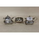 TWO HALLMARKED SILVER MUSTARD POTS TOGETHER WITH A HALLMARKED SILVER SALT, COMBINED WEIGHT 145 G
