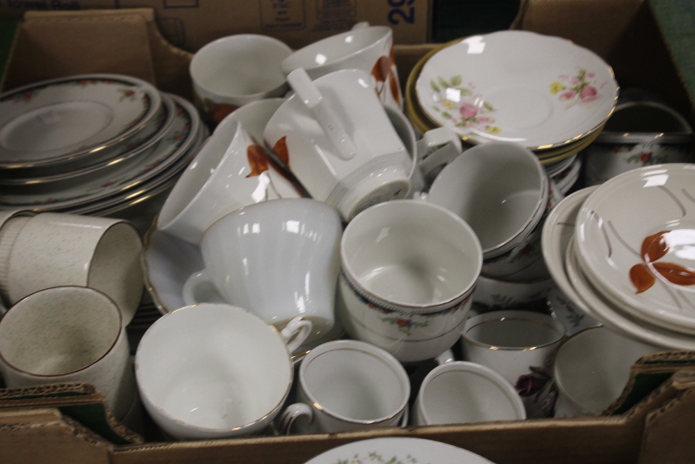 TWO TRAYS OF TEA AND DINNERWARE TO INCLUDE POOLE - Image 3 of 3