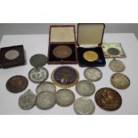 A TIN OF MISCELLANEOUS COMMEMORATIVE MEDALS, COINS ETC. TO INCLUDE A CASED 1897 JUBILEE BRONZE