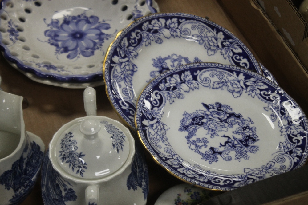 A TRAY OF BLUE & WHITE CERAMICS (TRAY NOT INCLUDED) - Image 3 of 3