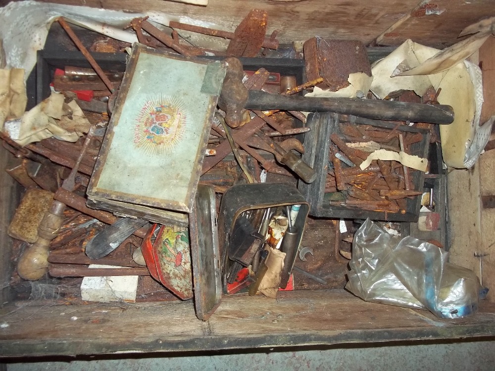 A MILITARY TYPE BOX AND CONTENTS OF VINTAGE TOOLS - Image 3 of 3