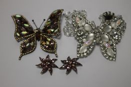 A BUTLER & WILSON BUTTERFLY BROOCH, A BUTLER & WILSON BUTTERFLY NECKLACE AND A PAIR OF EARRINGS